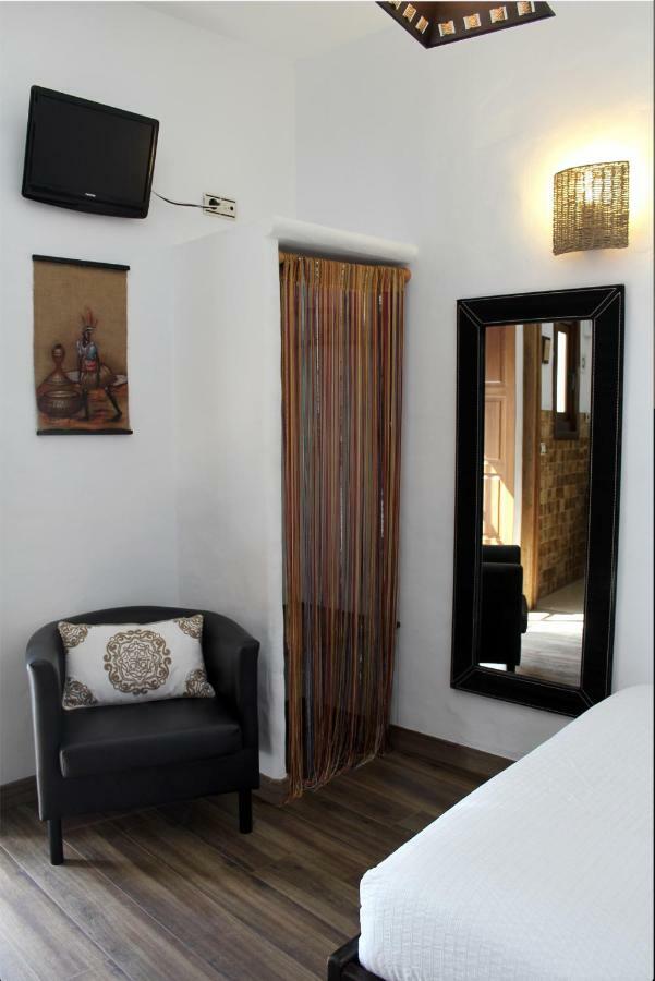 Hostal Extramuros Conil De La Frontera Exterior foto